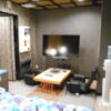 ホテル ゲルマニア(嬉野市/ラブホテル)の写真『110号室（ベッドと反対側）、TV、座卓、飲料水、レンジ等が設置』by 猫饅頭
