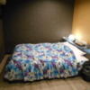 ホテル ゲルマニア(嬉野市/ラブホテル)の写真『110号室（ベッドと座卓が設置）別室に浴室、トイレ、洗面所がある』by 猫饅頭