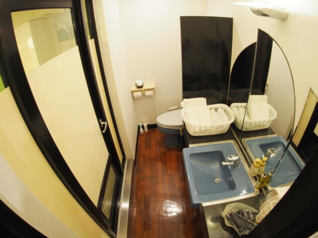 ホテル モアナ大塚(豊島区/ラブホテル)の写真『904号室 洗面台、トイレ、浴室(左手)』by koge