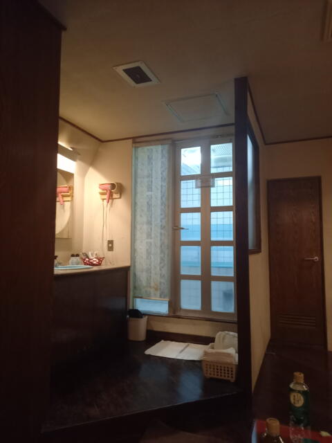 ル・ペイブラン(渋谷区/ラブホテル)の写真『503号室の洗面台と浴槽側』by angler