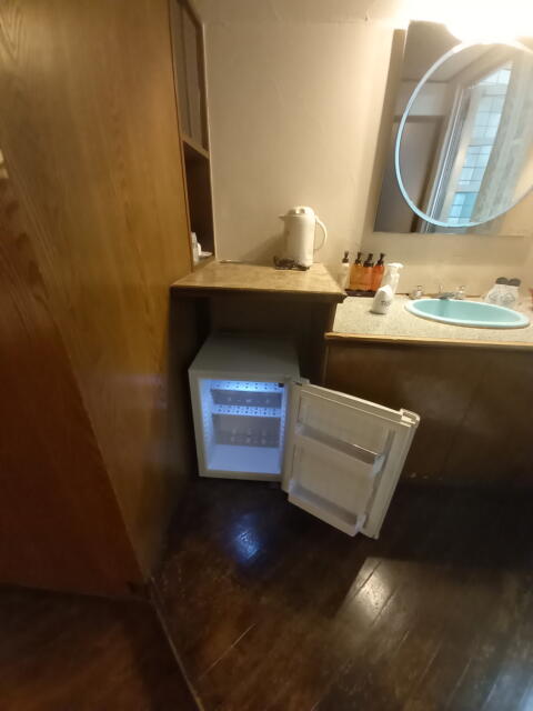 ル・ペイブラン(渋谷区/ラブホテル)の写真『503号室の冷蔵庫 なんとかホールケーキ入りました。(^_^ゞ』by angler