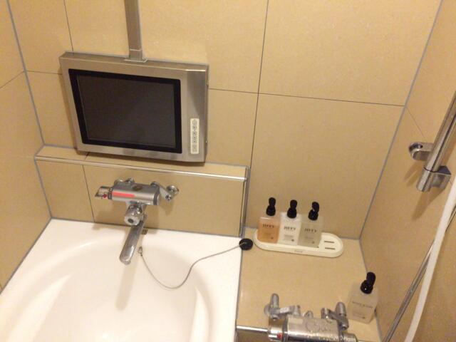 HOTEL EXCELLENT(エクセレント)(新宿区/ラブホテル)の写真『305号室 バスルーム内テレビとシャンプー類』by hireidenton