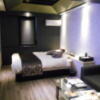 HOTEL M.（エムドット）(嬉野市/ラブホテル)の写真『103号室、ベッド、ソファ、ＴＶなどを設置』by 猫饅頭