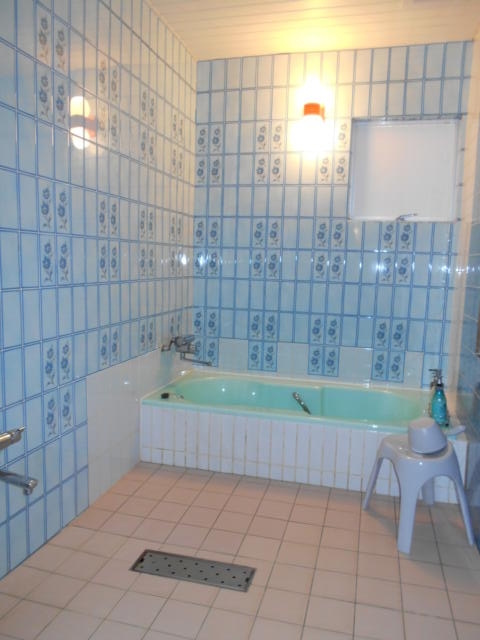 HOTEL M.（エムドット）(嬉野市/ラブホテル)の写真『103号室の浴室、嬉野温泉水を利用し、お湯はヌルヌルの温泉水』by 猫饅頭