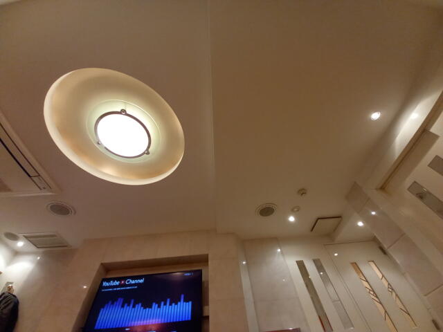 FAVEUR（ファブール）(渋谷区/ラブホテル)の写真『501号室のベッドから見上げた天井照明』by angler
