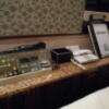 拾参番館(国立市/ラブホテル)の写真『301号室、枕元には携帯充電器、電マなどがありました。』by もんが～