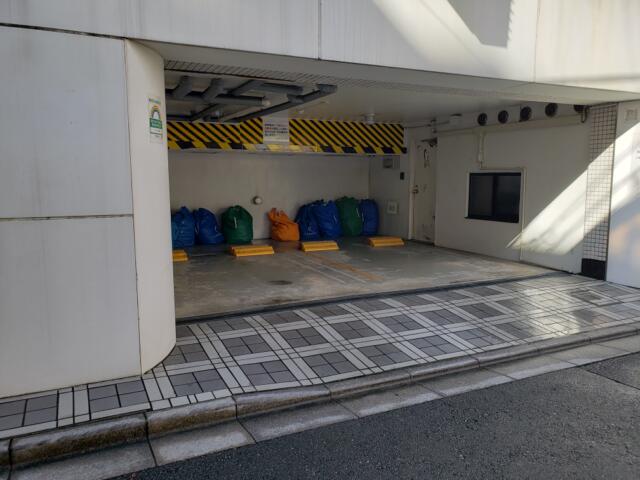 ニューシーズ鶯谷(台東区/ラブホテル)の写真『朝の駐車場』by 洋平君