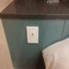 SARA五反田(品川区/ラブホテル)の写真『404号室　ベッドサイドにUSB充電コンセント』by 市