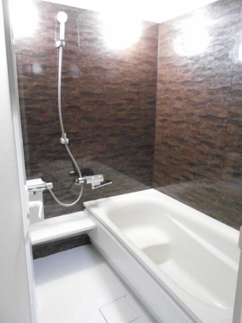 ニューポート(立川市/ラブホテル)の写真『103号室、浴室はリフォームされていて綺麗でした。』by もんが～