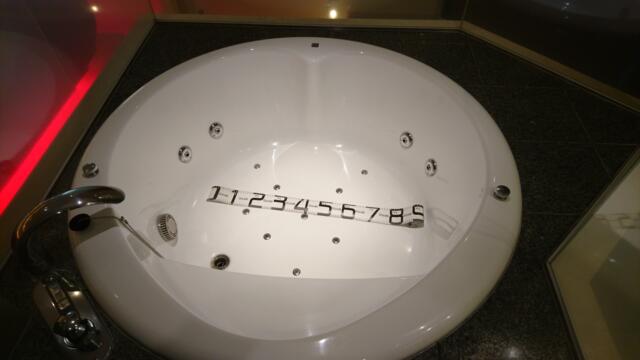 HOTEL SENSE(センス)(新宿区/ラブホテル)の写真『501号室（浴槽幅90㎝（ペットボトル4.5本分）ジャグジー）』by 格付屋