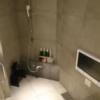 HOTEL SENSE(センス)(新宿区/ラブホテル)の写真『501号室（浴室奥からシャワー部分。スライド固定式ヘッドは壁向き）』by 格付屋