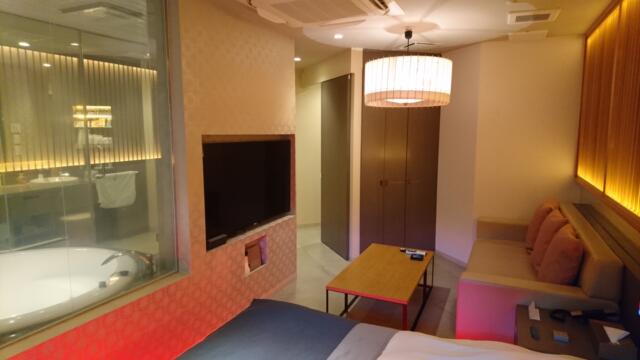 HOTEL SENSE(センス)(新宿区/ラブホテル)の写真『501号室（部屋奥から入口方向）』by 格付屋
