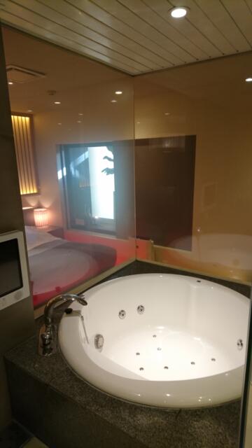 HOTEL SENSE(センス)(新宿区/ラブホテル)の写真『501号室（浴室入口から）』by 格付屋