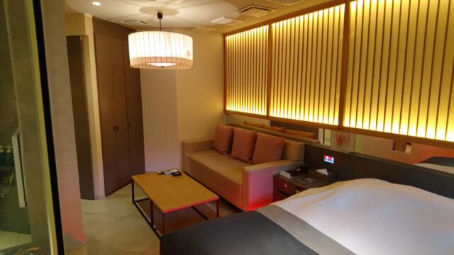 HOTEL SENSE(センス)(新宿区/ラブホテル)の写真『501号室（部屋奥から入口横方向）』by 格付屋