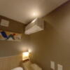 ホテル 小山 (KOYAMA）(新宿区/ラブホテル)の写真『301号室の室内。エアコン。ルームランプ』by angler