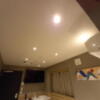 ホテル 小山 (KOYAMA）(新宿区/ラブホテル)の写真『301号室の室内全景。天井照明はまぶしい。』by angler