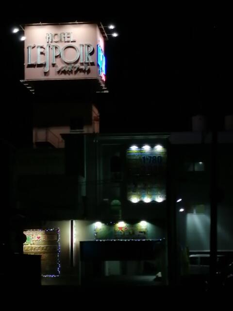 ホテル レスポアール(大牟田市/ラブホテル)の写真『夜の外観　ホテル入口（もうひとつの入口）』by ボブオートン
