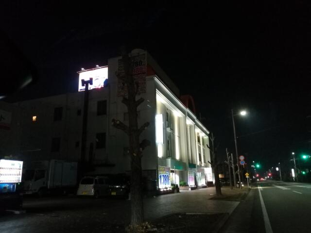 ホテル レスポアール(大牟田市/ラブホテル)の写真『夜の外観　ホテル全景（主要道路　北側）』by ボブオートン