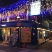 ホテルシャリル吉祥寺(武蔵野市/ラブホテル)の写真『夜の外観』by あらび