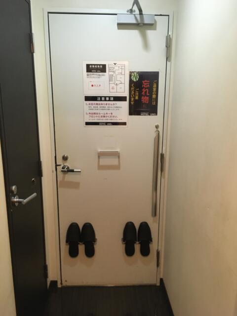 HOTEL UNO(ウノ)(川口市/ラブホテル)の写真『103号室　二重扉の玄関スペース』by 92魔