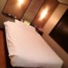 隠家(ajito) HOTEL555小田原店(小田原市/ラブホテル)の写真『202号室、ベッドです。(21,12)』by キジ