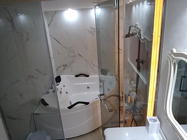 HOTEL ロコズリゾートハワイ本庄(本庄市/ラブホテル)の写真『1305号室 　浴室　ガラスの扉で仕切られています。』by ろくのすけ