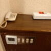 ペリカン(渋谷区/ラブホテル)の写真『306号室　枕元の電話、調光、エアコン』by angler
