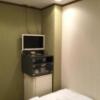ドルフィン(新宿区/ラブホテル)の写真『102号室 ベッド右サイドから見た室内』by ACB48