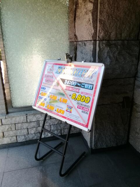 シャルム目黒(品川区/ラブホテル)の写真『入口横の料金表です。(21,12)』by キジ