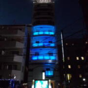 HOTEL VARKIN 池袋西口店(豊島区/ラブホテル)の写真『夜の外観』by 情報屋Ｘ