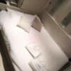 P-DOOR GOLD(台東区/ラブホテル)の写真『208号室 ベッド。ベッドの上に1人分のタオル類がセットされたビニールバッグが2つ』by なめろう