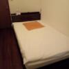 レンタルルーム オーロラ(荒川区/ラブホテル)の写真『205号室 室内・ベッド』by タンスにゴンゴン