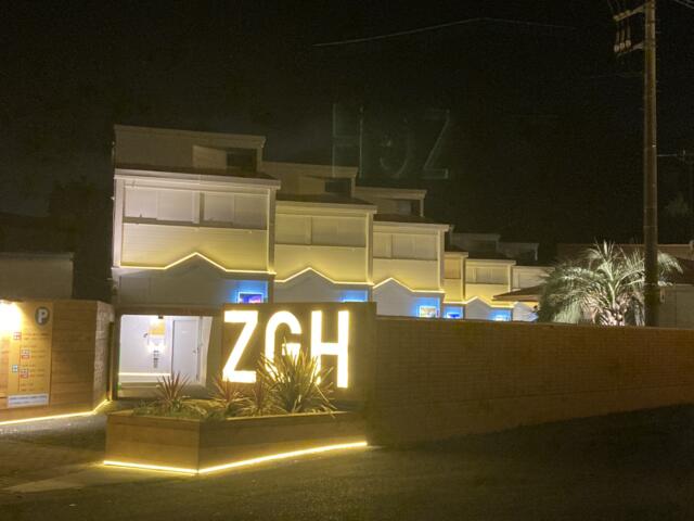 ZENBA GATEWAY HOTEL (ゼンバゲートウェイ)(伊勢原市/ラブホテル)の写真『夜の外観』by まさおJリーグカレーよ