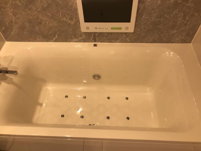 HOTEL AMAN(アマン)(浜松市/ラブホテル)の写真『208号室　浴槽&amp;浴室TV』by ま〜も〜る〜