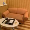 シーズ鶯谷(台東区/ラブホテル)の写真『403号室　客室（ソファ）※深めでゆったりと座れます』by 鶯谷人