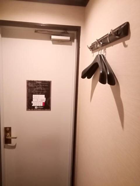 HOTEL VICTORIA RESORT(茅ヶ崎市/ラブホテル)の写真『201号室、洋服描けです。(21,12)』by キジ