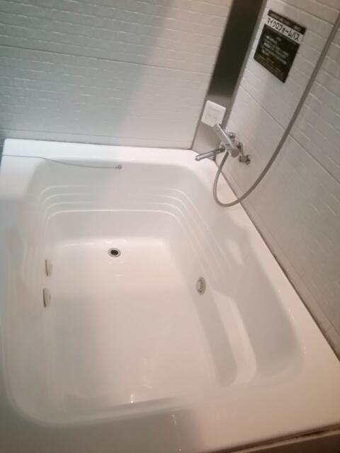 HOTEL VICTORIA RESORT(茅ヶ崎市/ラブホテル)の写真『201号室、外風呂浴槽です。(21,12)』by キジ
