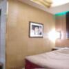 ホテル プレステージ(荒川区/ラブホテル)の写真『602号室　テーブル位置からベッド方向』by マーケンワン