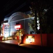 ロコズリゾートマウイ本庄(本庄市/ラブホテル)の写真『夜の外観』by YOSA69