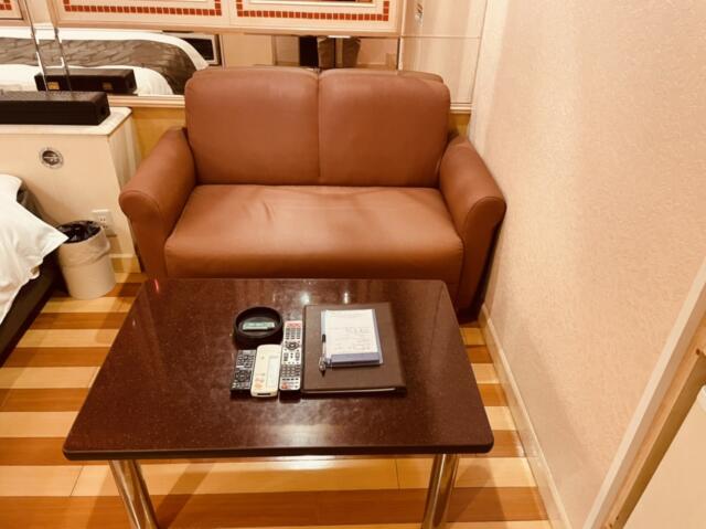 シーズ鶯谷(台東区/ラブホテル)の写真『206号室テーブル及びソファー』by miffy.GTI