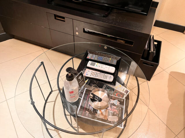 HOTEL VARKIN（ヴァーキン）(豊島区/ラブホテル)の写真『603号室　ガラステーブルの上のリモコン、灰皿、アルコール除菌液』by INA69