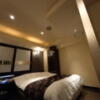 HOTEL ZERO MARUYAMA(渋谷区/ラブホテル)の写真『305号室の入口からの全景 天井照明』by angler