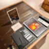 BAMBOO GARDEN(墨田区/ラブホテル)の写真『403号室　テーブルの上のリモコンなど』by INA69