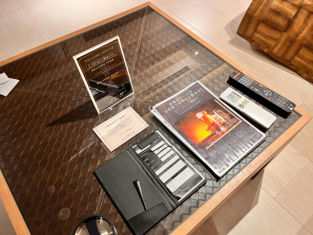 BAMBOO GARDEN(墨田区/ラブホテル)の写真『403号室　テーブルの上のリモコンなど』by INA69