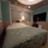OLD SWING MUSIC STYLE HOTEL(渋谷区/ラブホテル)の写真『208号室のベッド 足元側から』by angler