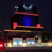 NONBIRI HOTEL(岐南町/ラブホテル)の写真『夜の外観』by キセキと呼ぶ他ない