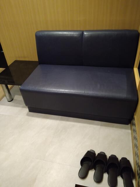 HOTEL 風々(ふふ)(新宿区/ラブホテル)の写真『108号室 部屋に入ってすぐ右にソファーとテーブル』by なめろう