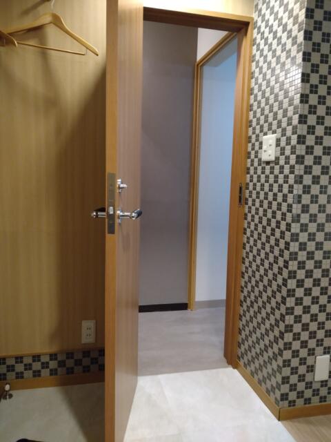 HOTEL 風々(ふふ)(新宿区/ラブホテル)の写真『108号室 部屋に入ってすぐ左にトイレ、バスルーム、洗面所への扉あり』by なめろう