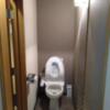 HOTEL 風々(ふふ)(新宿区/ラブホテル)の写真『108号室 トイレ。横長のスペースの端と端にトイレとバスルーム。これだったらトイレの扉を付けた方が良かったと思うが…』by なめろう
