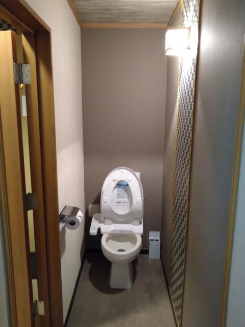 HOTEL 風々(ふふ)(新宿区/ラブホテル)の写真『108号室 トイレ。横長のスペースの端と端にトイレとバスルーム。これだったらトイレの扉を付けた方が良かったと思うが…』by なめろう